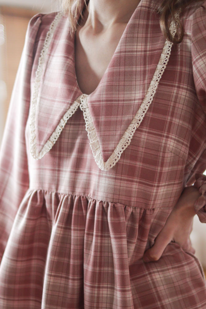 Ceiba PINK DRESS - luźna, krótka sukienka z ozdobnym kołnierzem-14