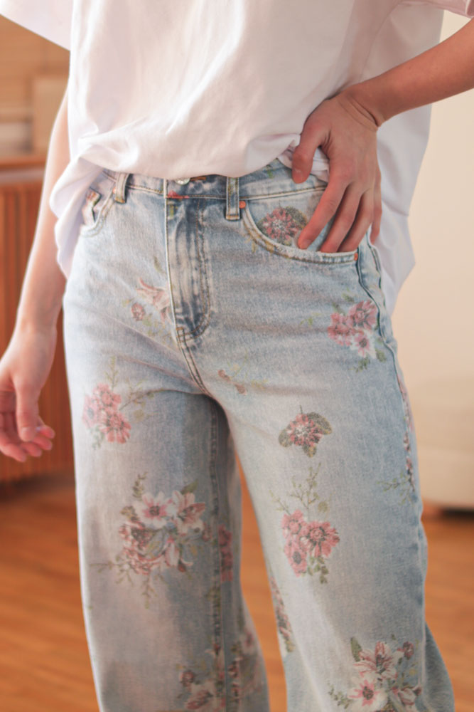 Torilis - jasne jeansy w kwiaty-05