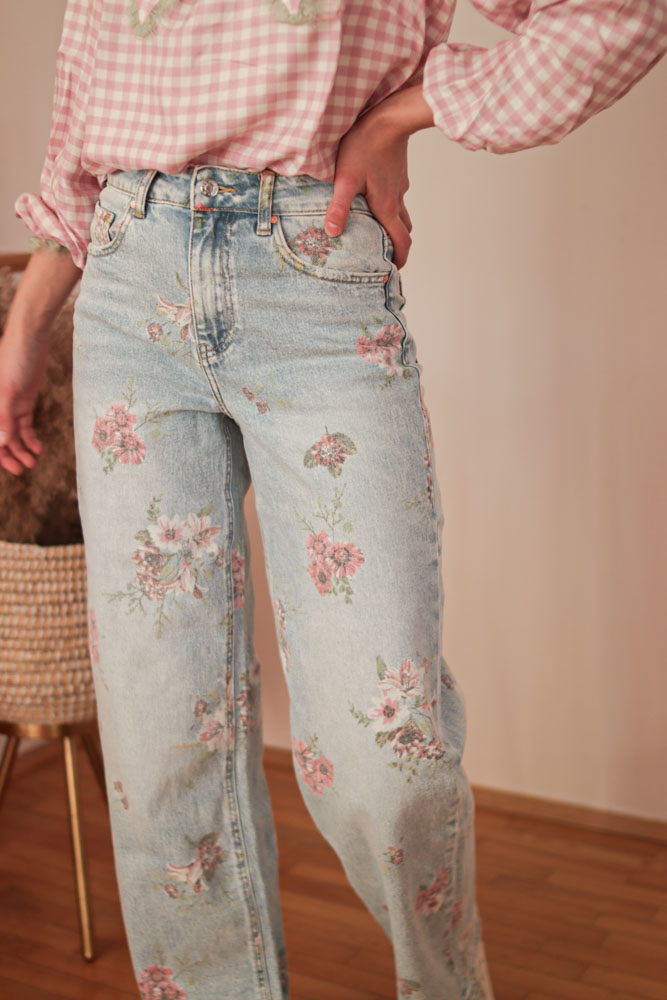 Torilis - jasne jeansy w kwiaty-12