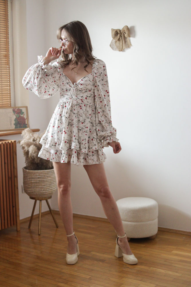 Aberia - krótka sukienka z marszczeniami przy biuście w kwiatki-01