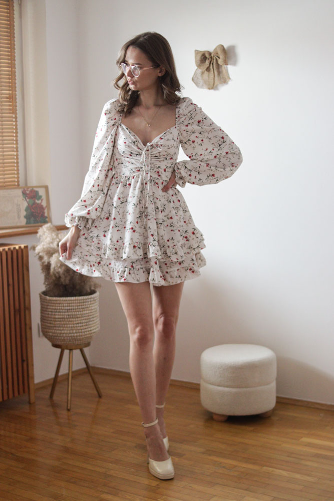 Aberia - krótka sukienka z marszczeniami przy biuście w kwiatki-02