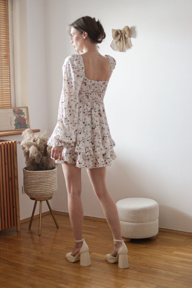 Aberia - krótka sukienka z marszczeniami przy biuście w kwiatki-03