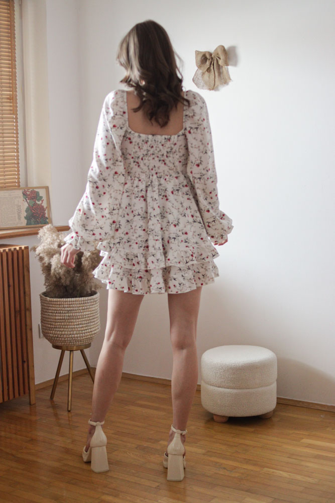 Aberia - krótka sukienka z marszczeniami przy biuście w kwiatki-04