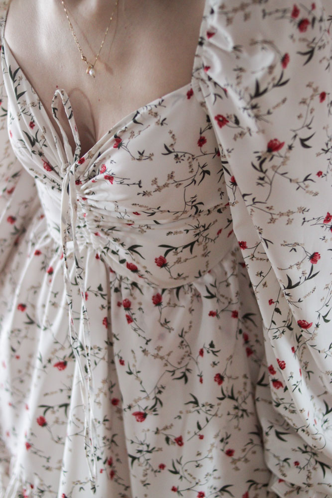 Aberia - krótka sukienka z marszczeniami przy biuście w kwiatki-07