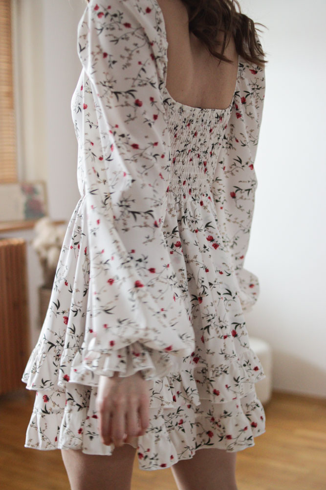 Aberia - krótka sukienka z marszczeniami przy biuście w kwiatki-09