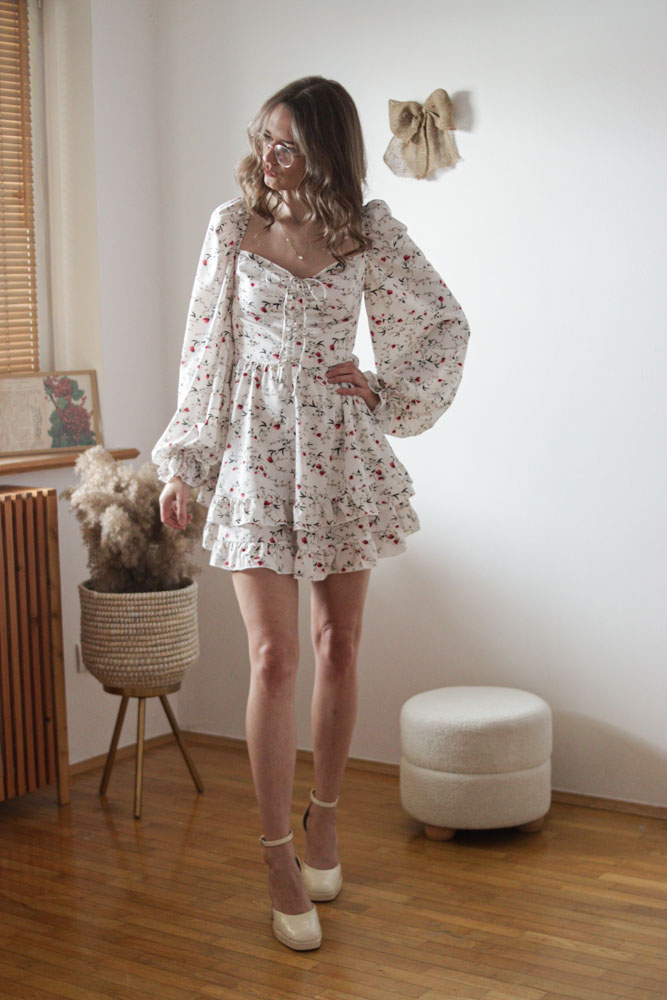 Aberia - krótka sukienka z marszczeniami przy biuście w kwiatki-14