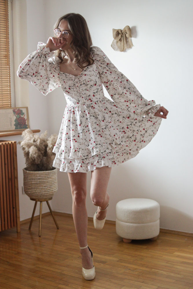 Aberia - krótka sukienka z marszczeniami przy biuście w kwiatki-15