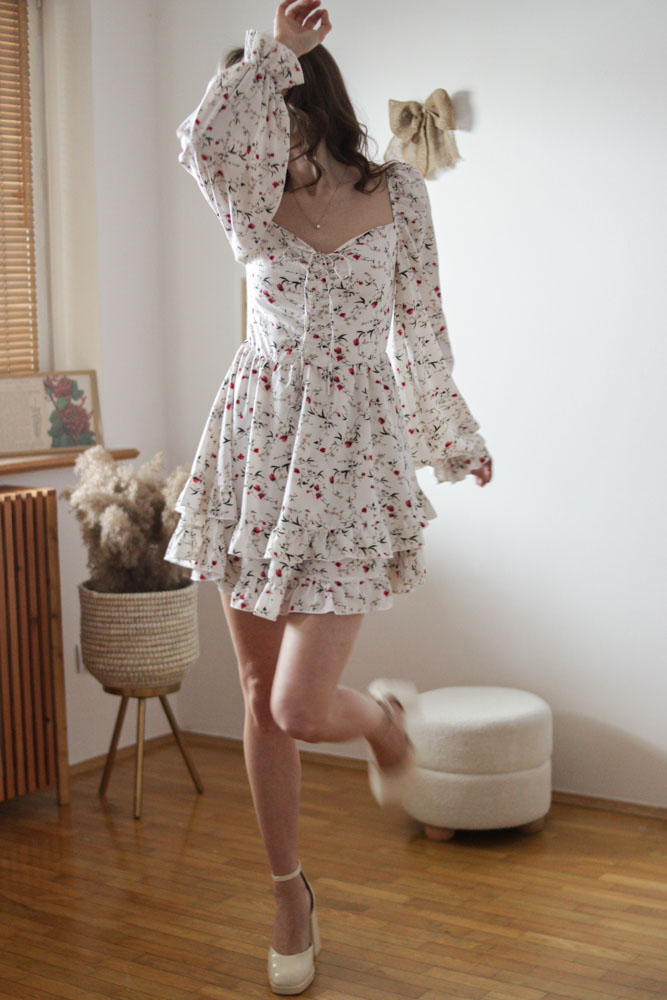 Aberia - krótka sukienka z marszczeniami przy biuście w kwiatki-16