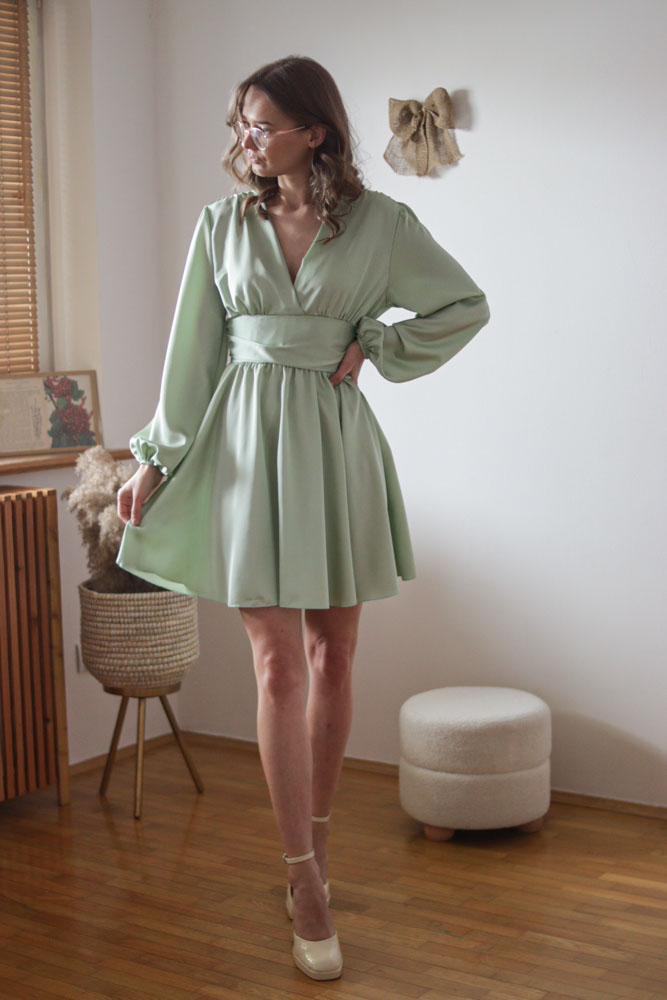 Perilla – satynowa sukienka z bufiastymi rękawami-03