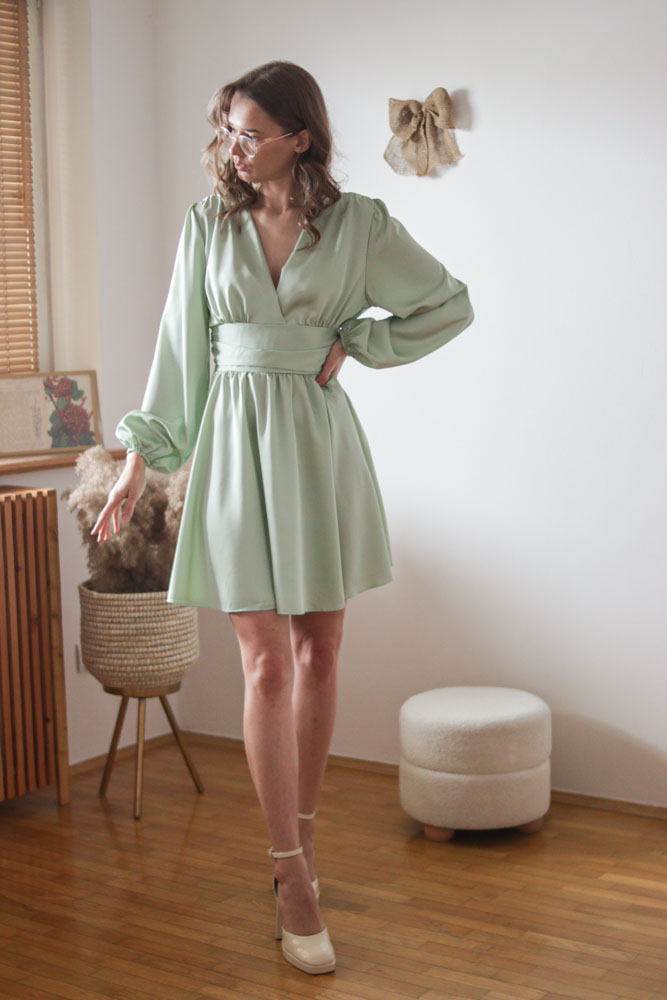 Perilla – satynowa sukienka z bufiastymi rękawami-04