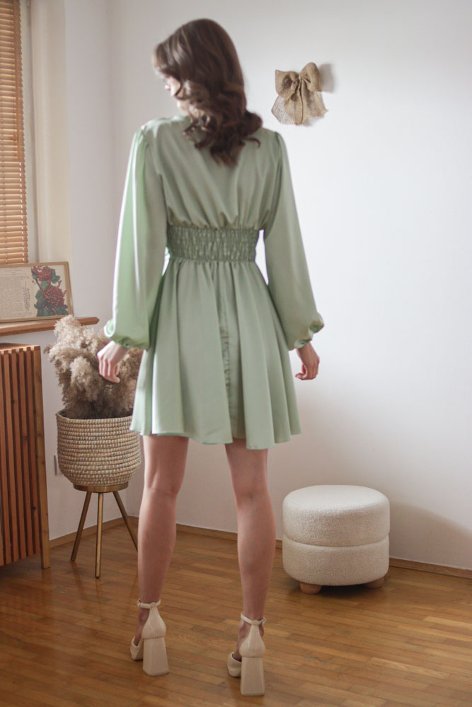 Perilla – satynowa sukienka z bufiastymi rękawami-05