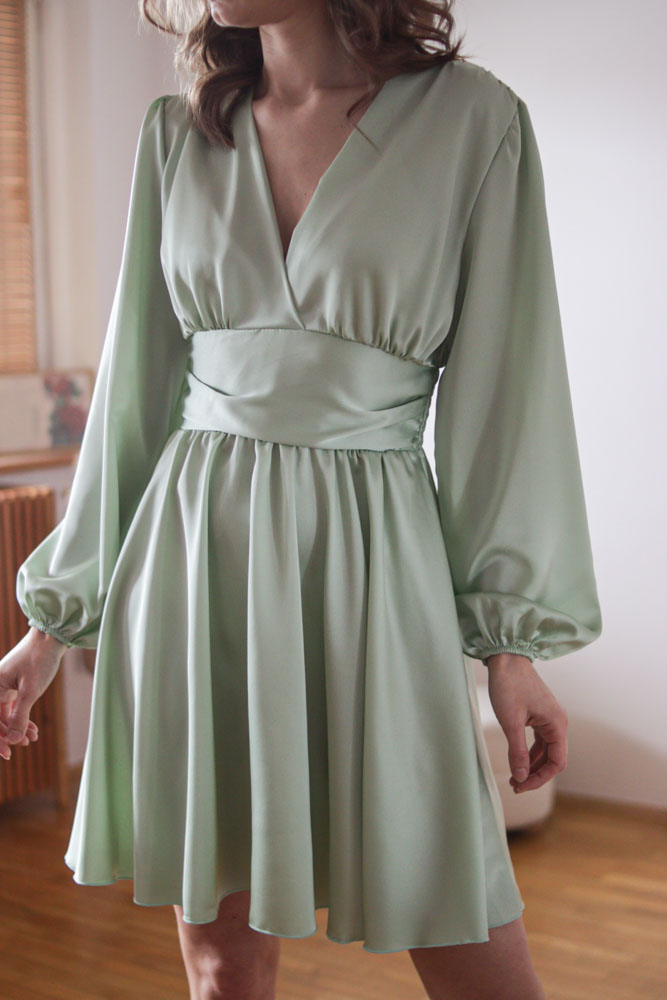 Perilla – satynowa sukienka z bufiastymi rękawami-06