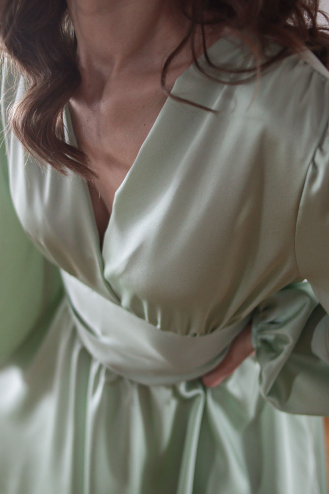 Perilla – satynowa sukienka z bufiastymi rękawami-07