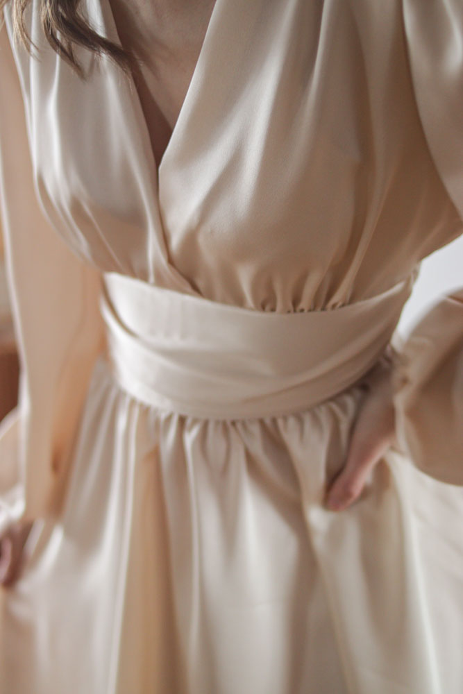 Perilla – satynowa sukienka z bufiastymi rękawami-09