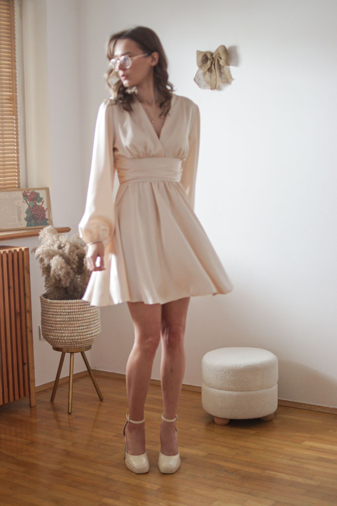 Perilla – satynowa sukienka z bufiastymi rękawami-10