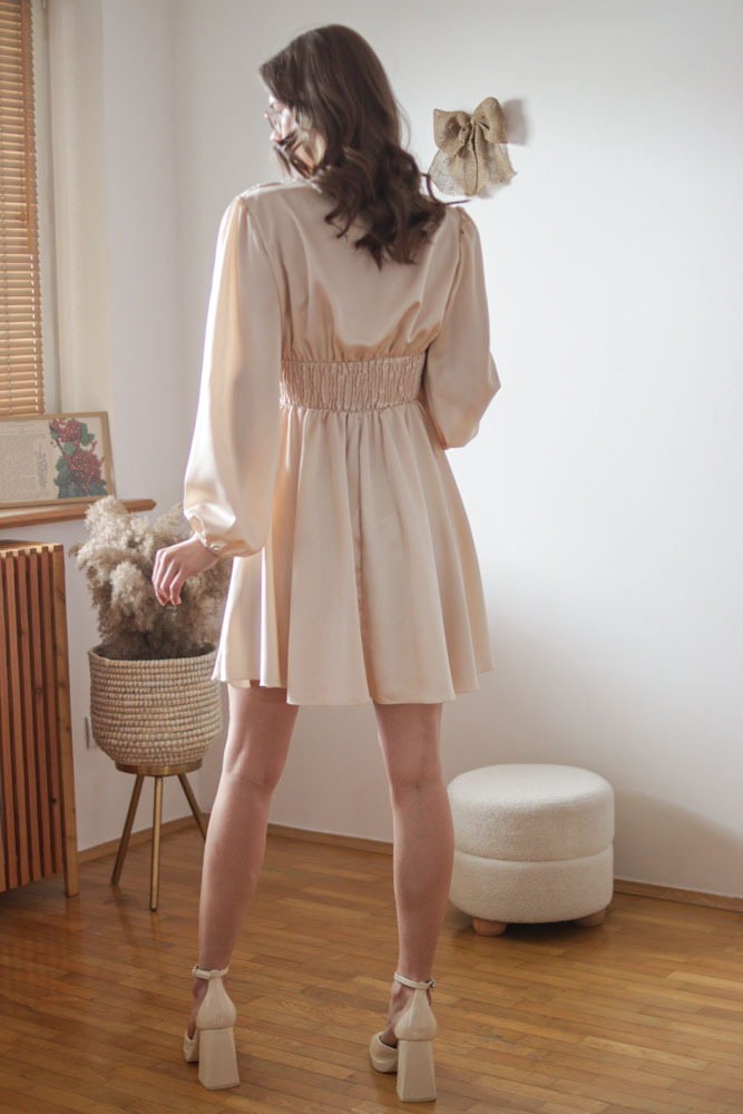 Perilla – satynowa sukienka z bufiastymi rękawami-11