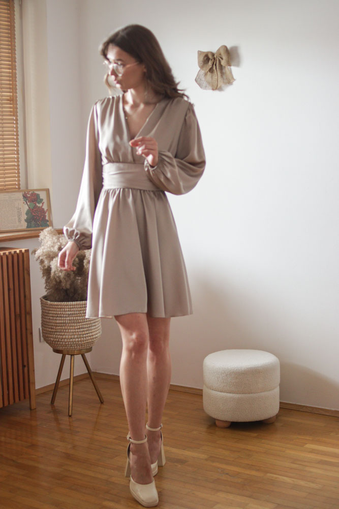 Perilla – satynowa sukienka z bufiastymi rękawami-14