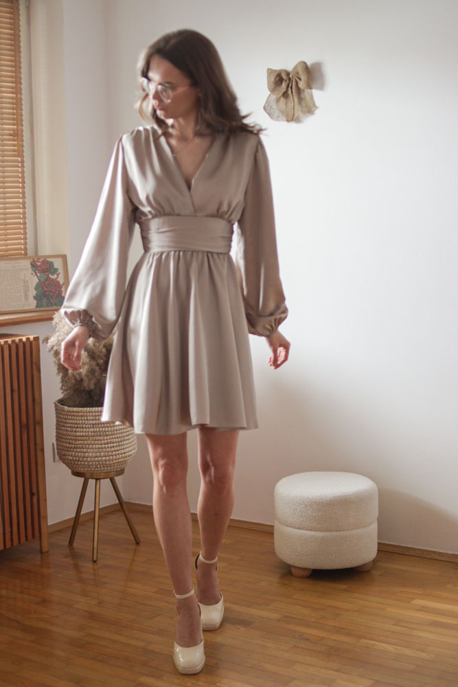 Perilla – satynowa sukienka z bufiastymi rękawami-15