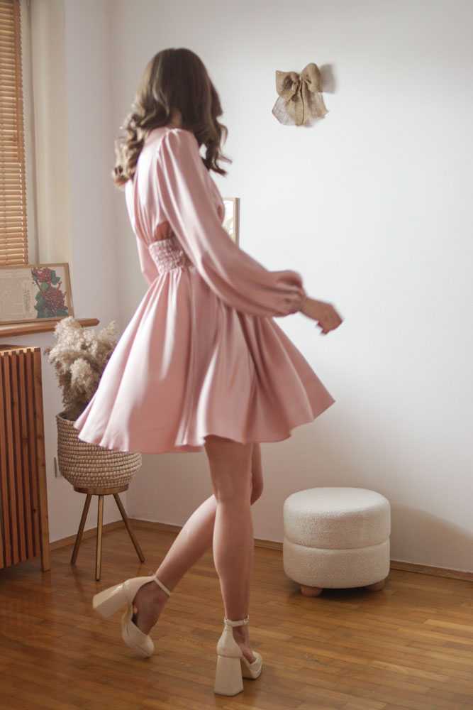 Perilla – satynowa sukienka z bufiastymi rękawami-16