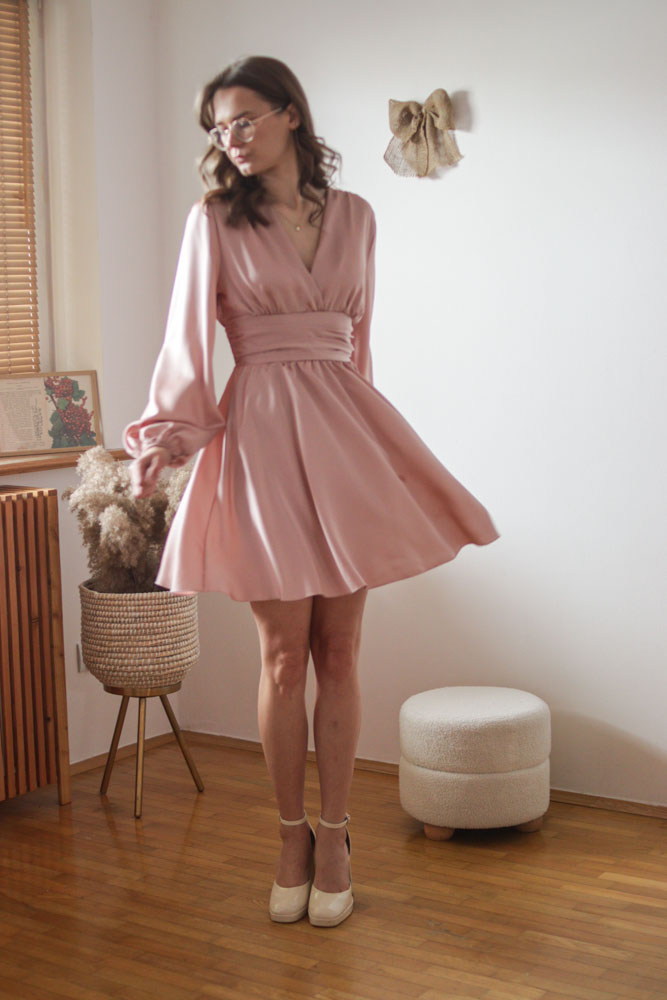 Perilla – satynowa sukienka z bufiastymi rękawami-17