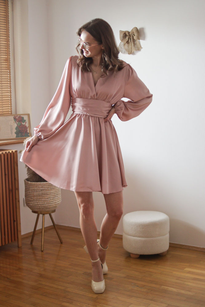 Perilla – satynowa sukienka z bufiastymi rękawami-18