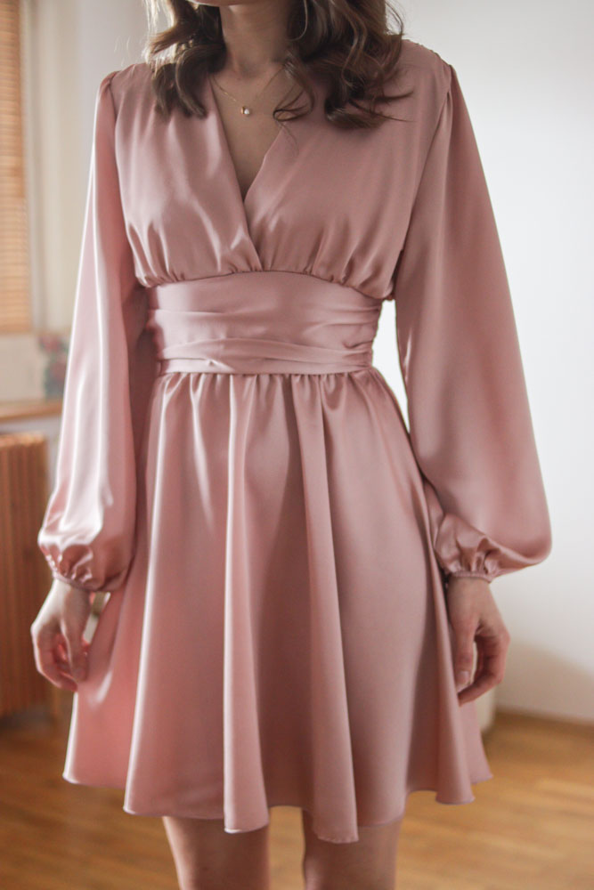 Perilla – satynowa sukienka z bufiastymi rękawami-19