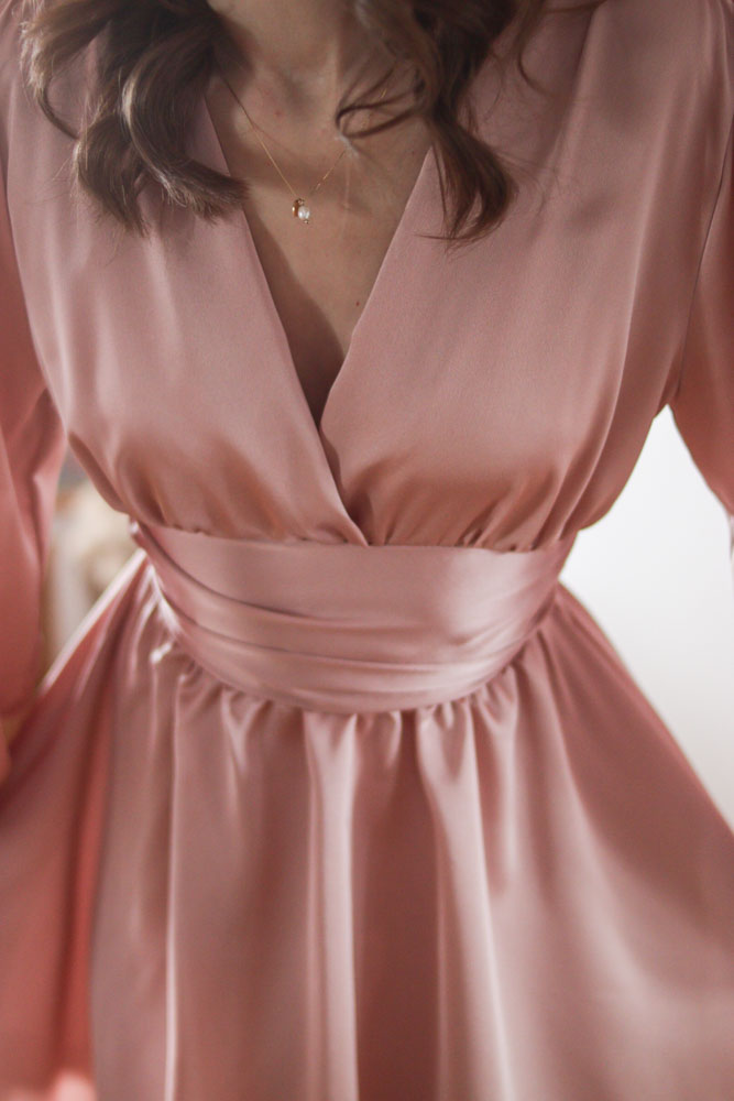 Perilla – satynowa sukienka z bufiastymi rękawami-21