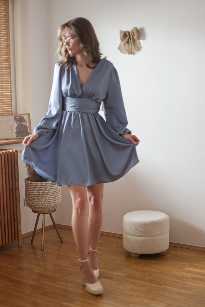 Perilla – satynowa sukienka z bufiastymi rękawami-24