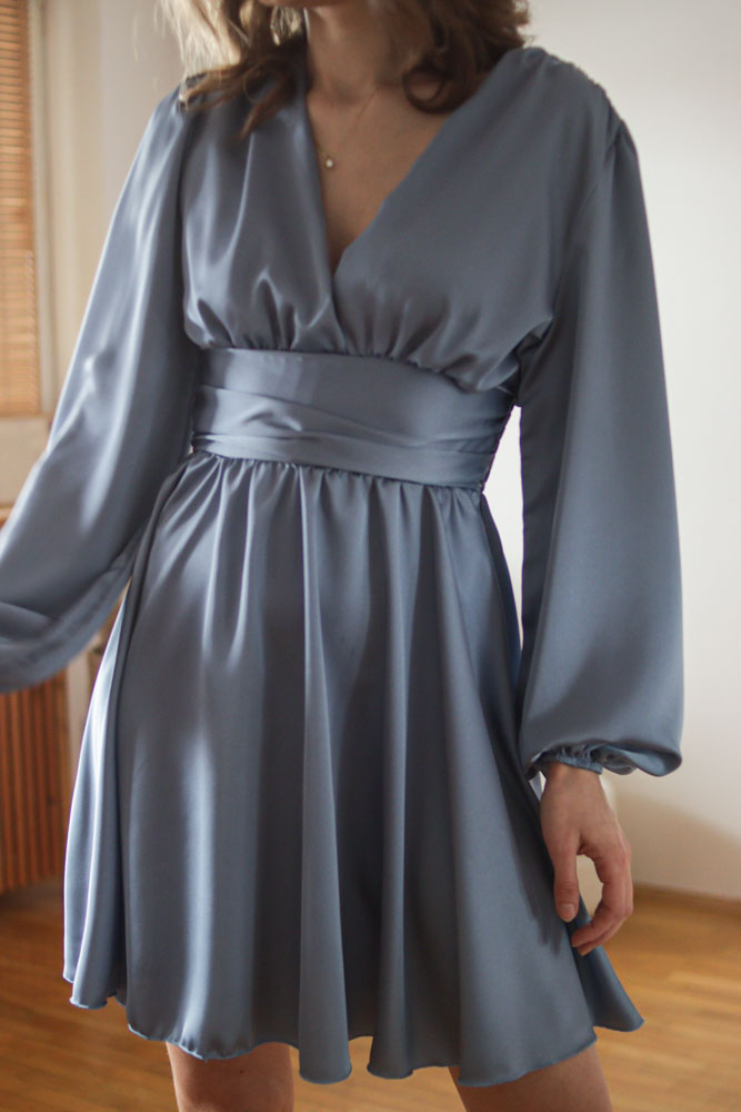 Perilla – satynowa sukienka z bufiastymi rękawami-25