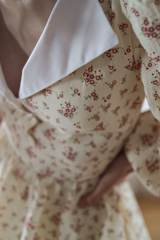 Zoysia - bawełniana, krótka sukienka z kołnierzem w kwiatki-09