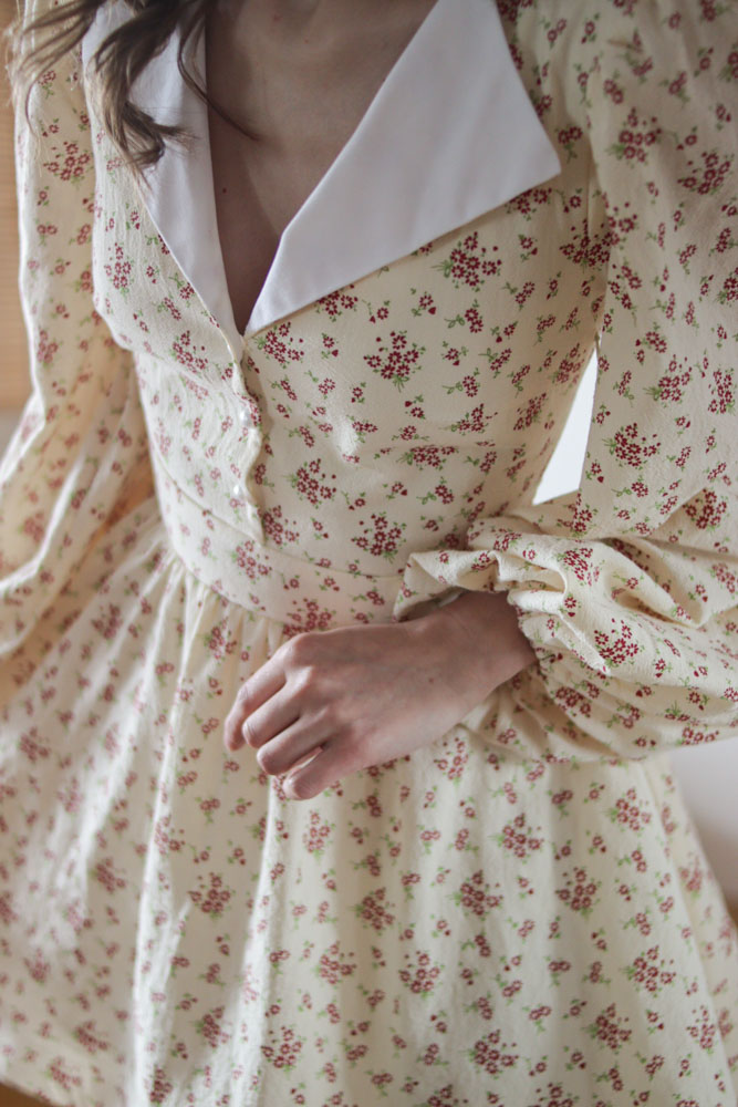 Zoysia - bawełniana, krótka sukienka z kołnierzem w kwiatki-10