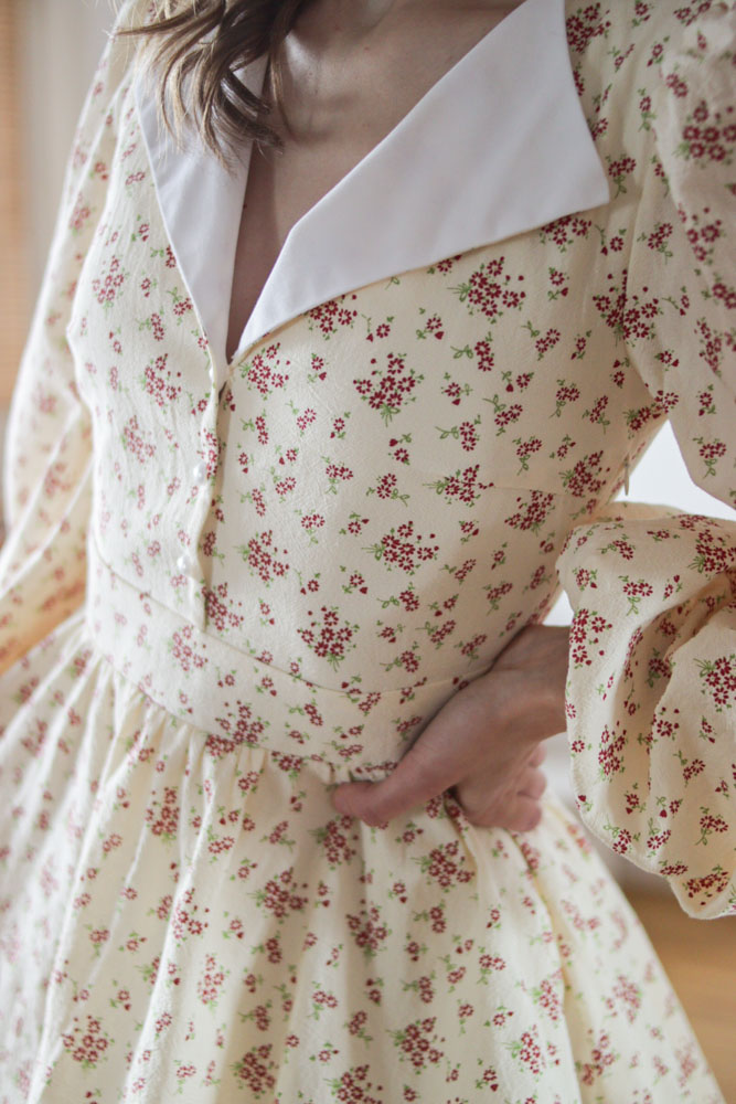 Zoysia - bawełniana, krótka sukienka z kołnierzem w kwiatki-11