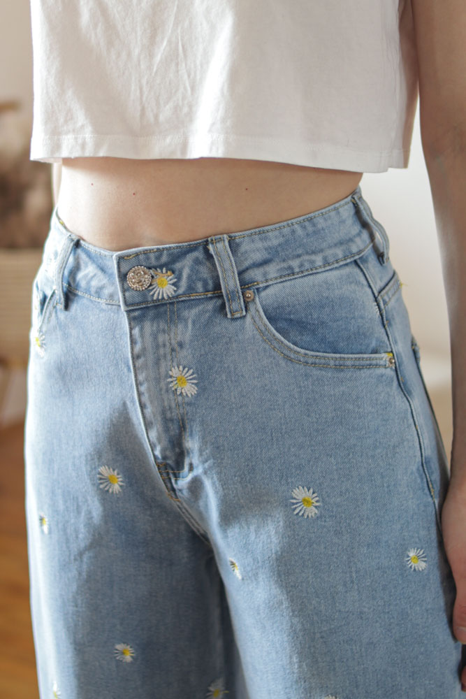 Bellis BALLOON - jeansy o kroju ballon w haftowane stokrotki-5