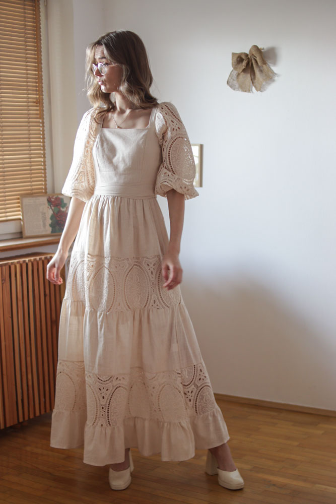 Mentha - beżowa sukienka maxi z ażurowymi rękawami-1