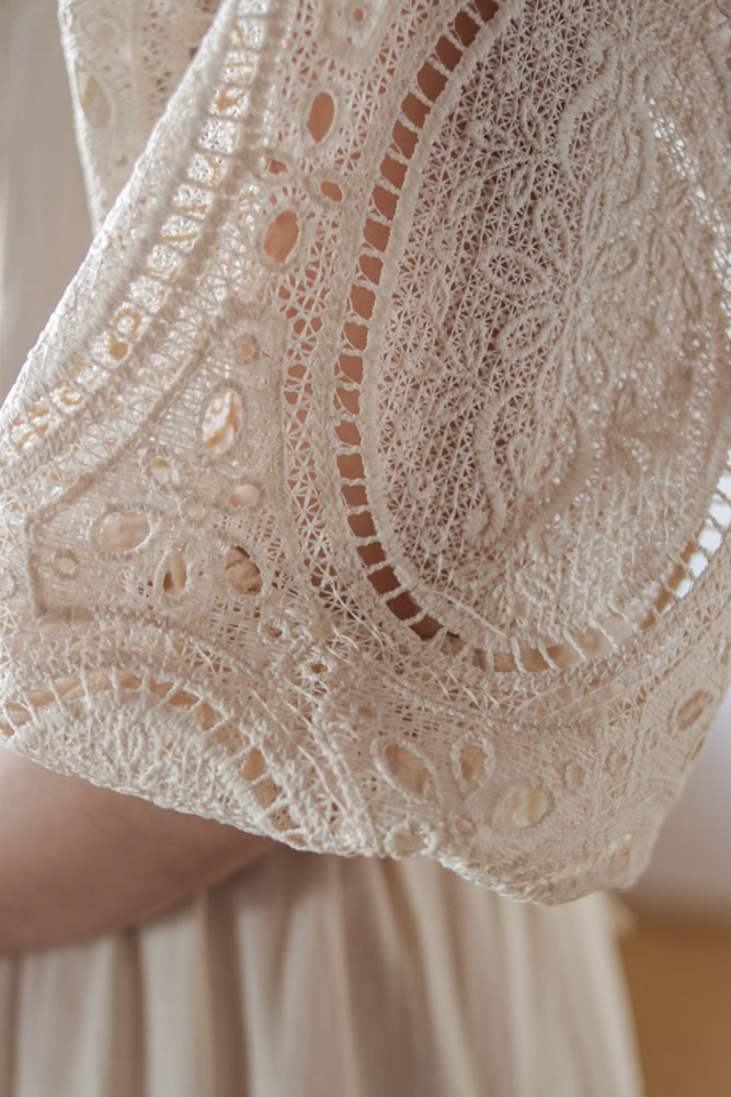 Mentha - beżowa sukienka maxi z ażurowymi rękawami-10