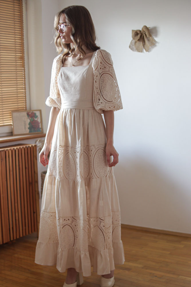 Mentha - beżowa sukienka maxi z ażurowymi rękawami-11