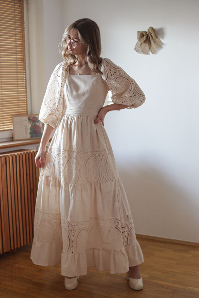 Mentha - beżowa sukienka maxi z ażurowymi rękawami-2