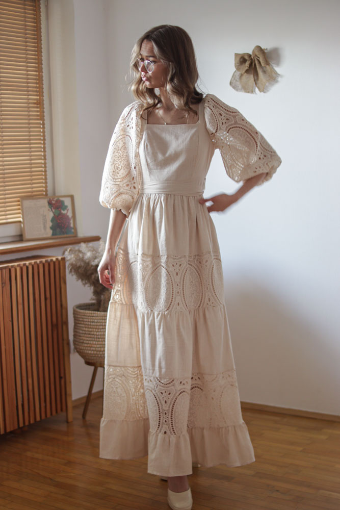 Mentha - beżowa sukienka maxi z ażurowymi rękawami-3