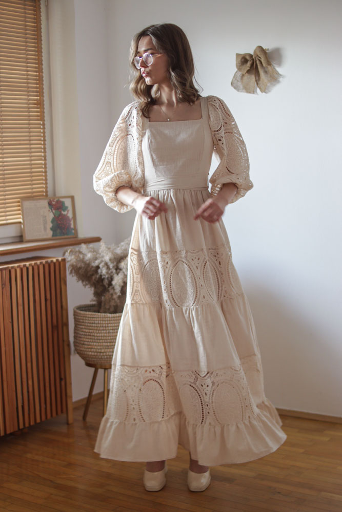 Mentha - beżowa sukienka maxi z ażurowymi rękawami-4